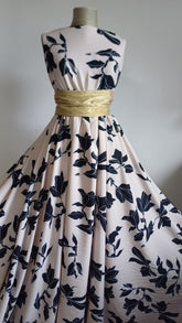 Latina Spandex - Nude cu Lalele Stilizate Negru STO1304